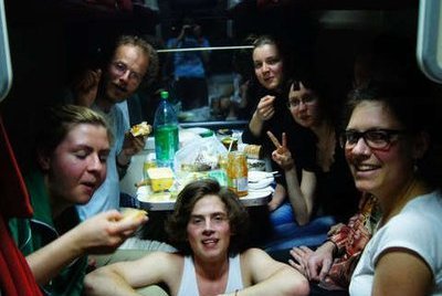 Gruppe von Menschen in einem Zugabteil